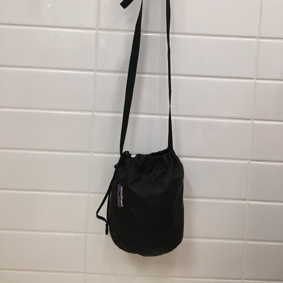 ***SOLD***Patagonia over shoulder travel bag - Picture 2 of 11